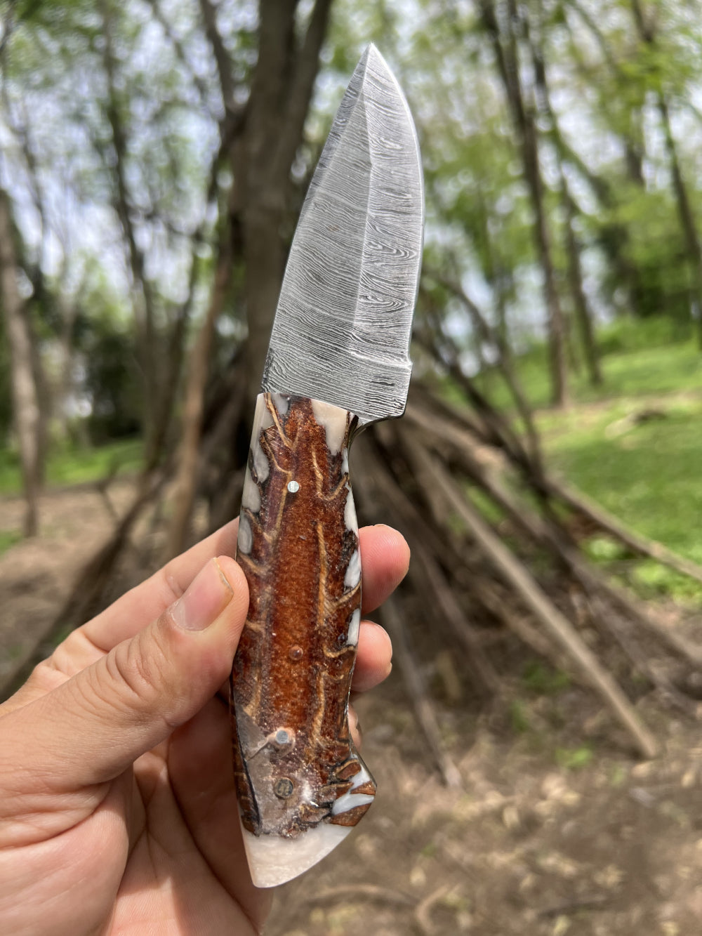 Damascus Hunting Knife – Antler Resin Handle & Leather Sheath