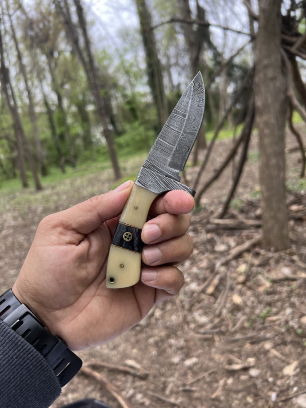 Damascus Steel Hunting Knife with Bone Handle – Precision Cutting Tool